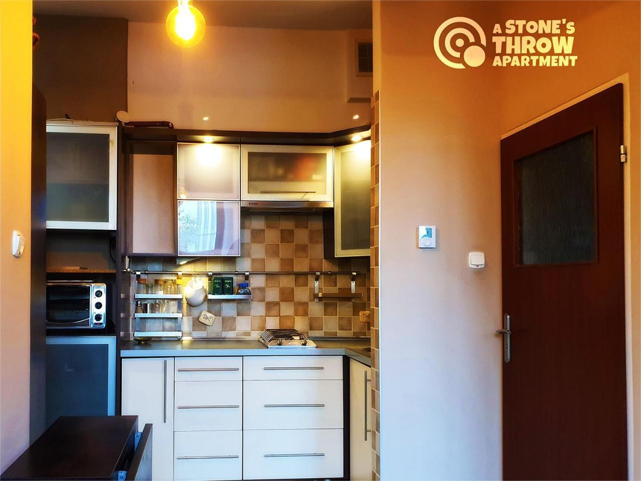 A Stone'S Throw Apartment Krakau Buitenkant foto